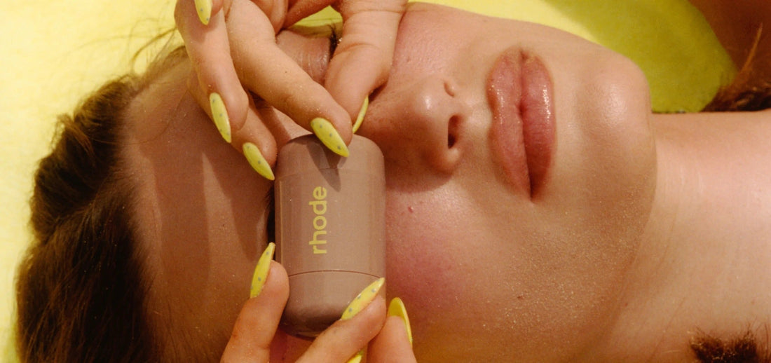 Rhode Lemontini : Le gloss-cocktail doré qui fait vibrer l’été !