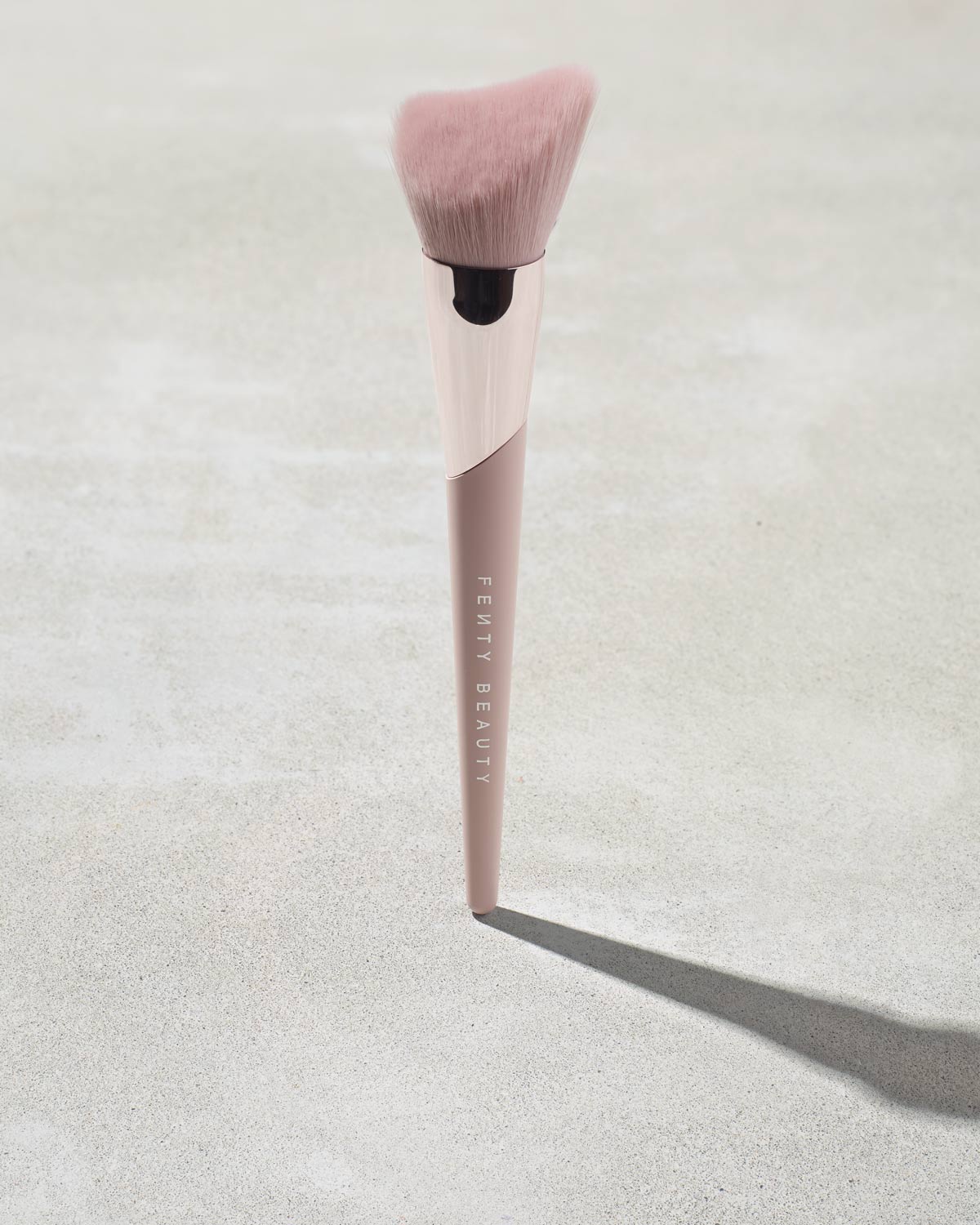 Cheek-Hugging Bronzer Brush 190