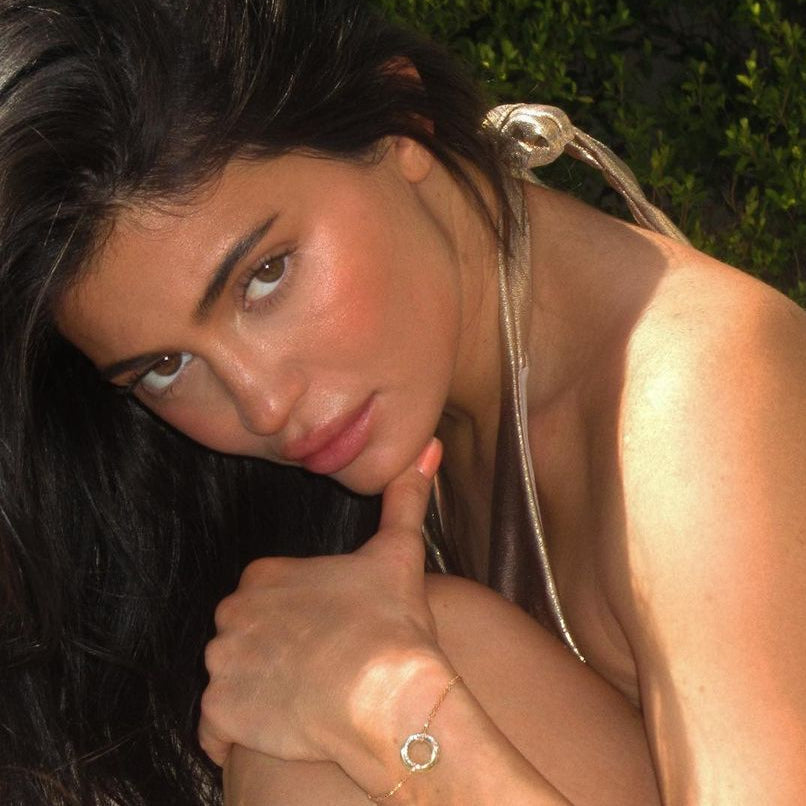 Kylie's Golden Glow Look