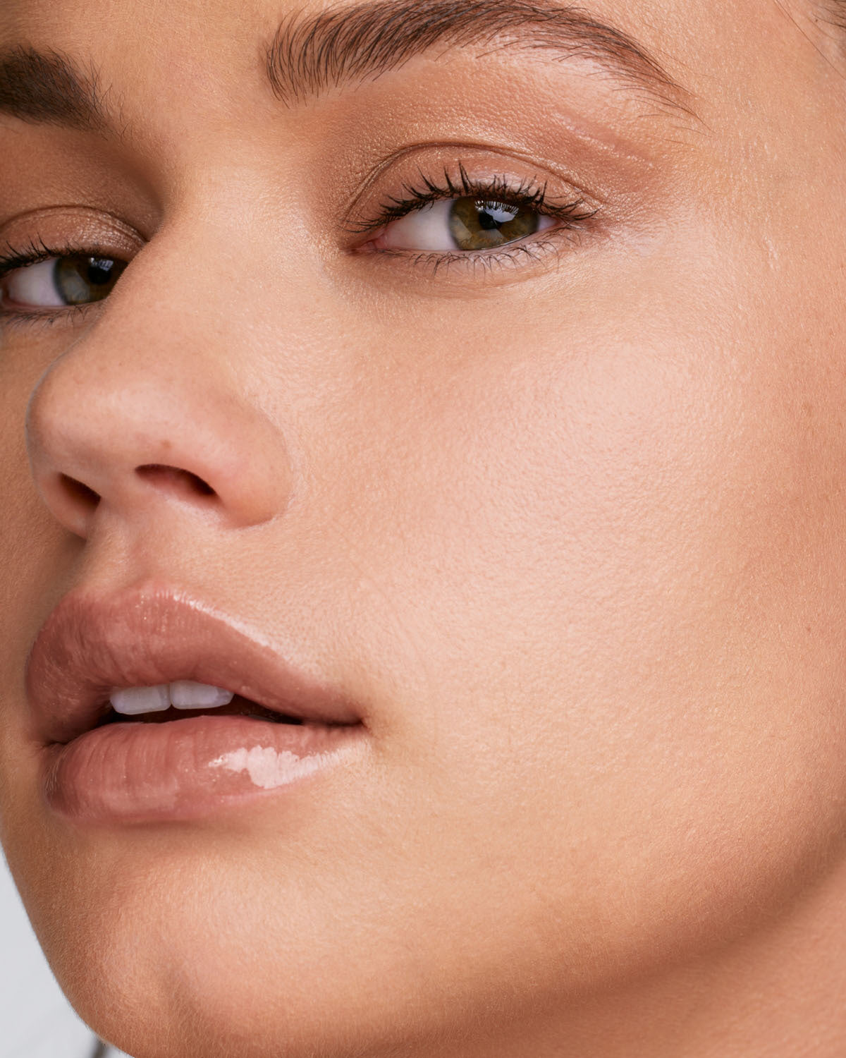 We're Even Hydrating Longwear Concealer — 210W