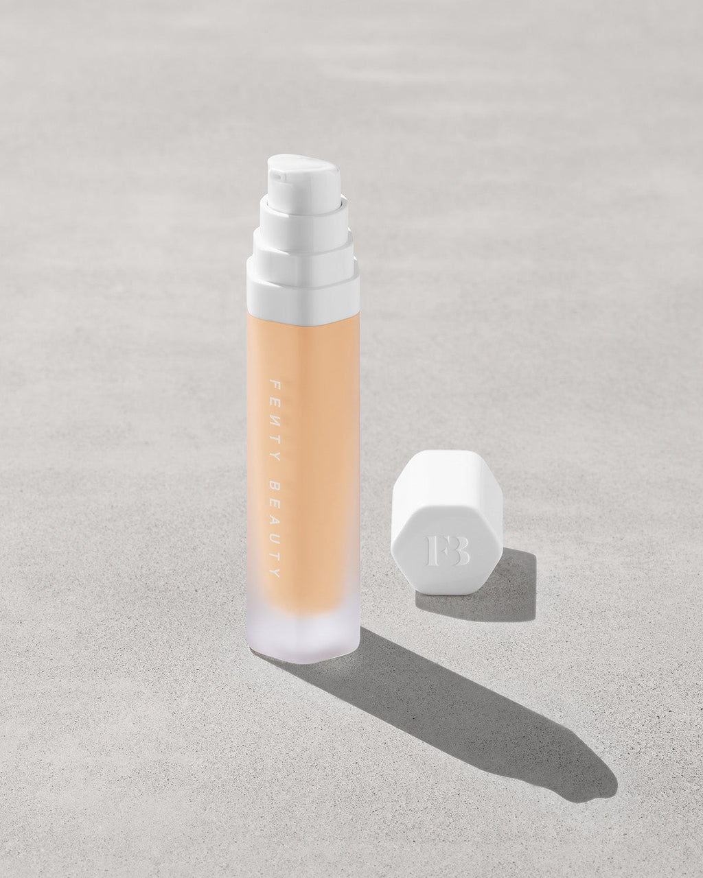 Soft'lit Naturally Luminous Longwear Foundation — 220