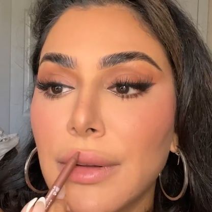 Huda Beauty – Crayon à lèvres automatique Lip Contour 2.0 – Teinte Vivid Pink