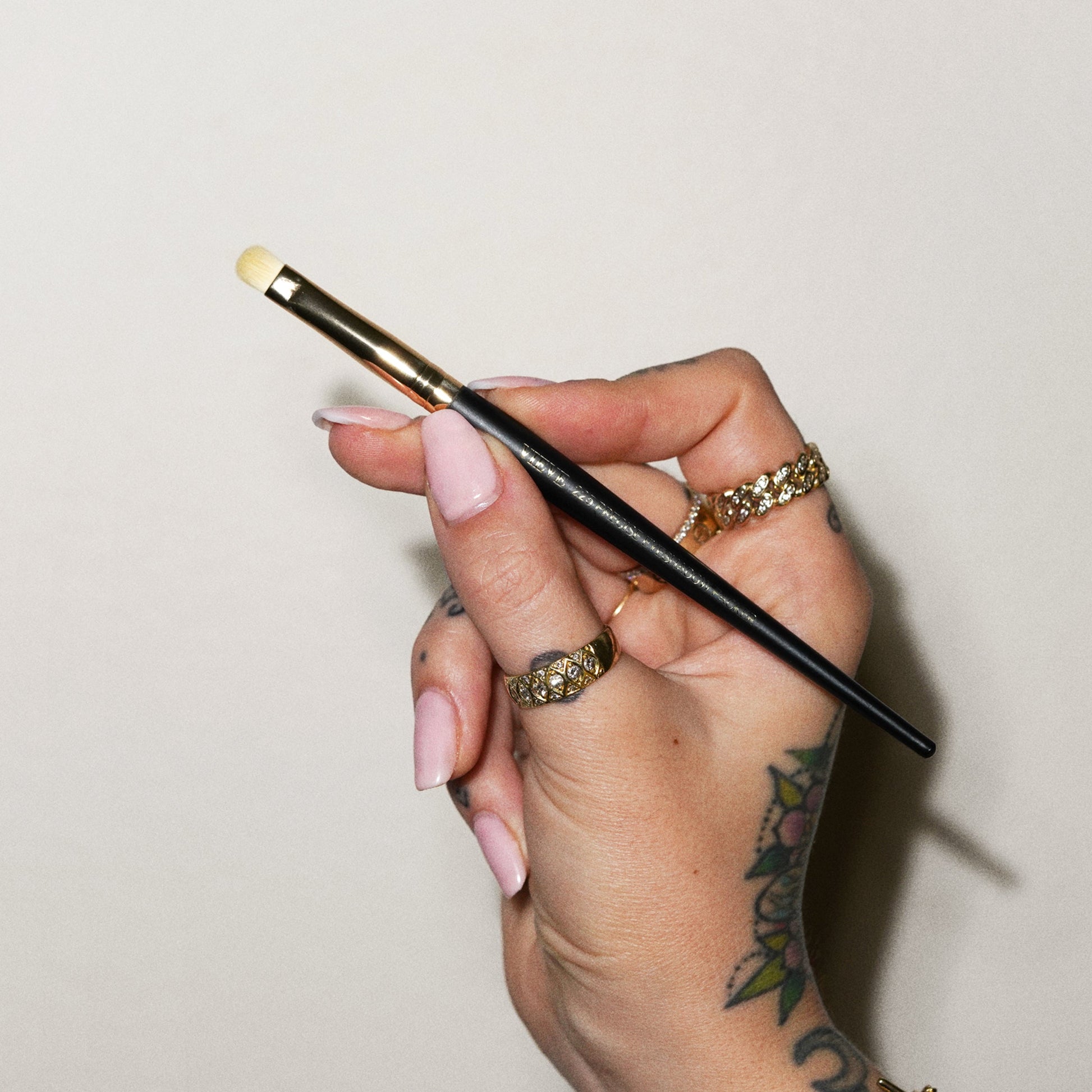 225 Precise Eyeshadow Packer Brush